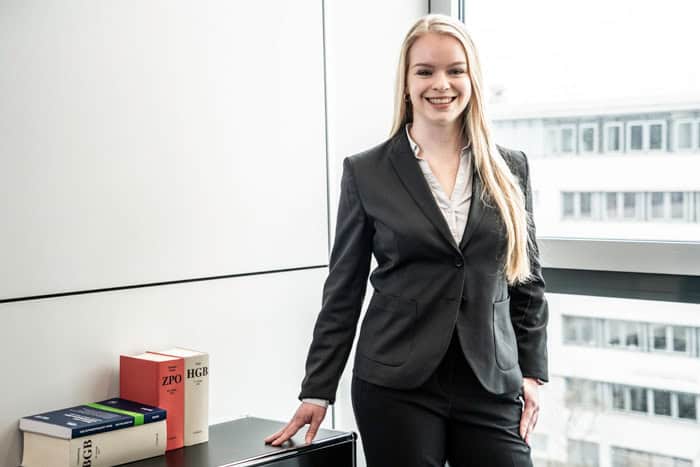 Porträt von Rechtsanwältin und Wirtschaftsmediatorin Sophia Glashauser bei BEISSE & RATH.